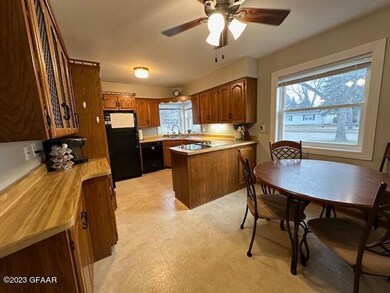 1518 14th Ave S, Grand Forks, ND 58201 - photo 2