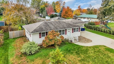 218 Riverview Dr, Vinton, IA 52349 - photo 3