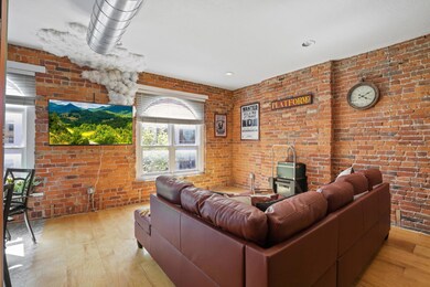 974 N High- B- High St. Views!