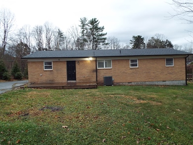 128 Locust St, Daniels, WV 25832 - photo 3