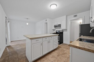 Kitchen featuring stainless steel appliances, und
