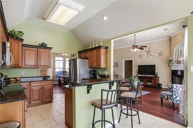 Upgraded cabinets with crown molding, breakfast ba