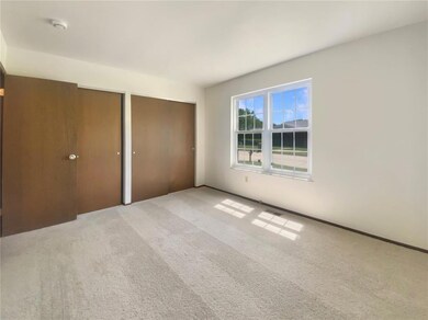 5657 Hidden Cove Ln, Florissant, MO 63034 - photo 4