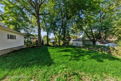 566 S Cedar Ave, Elmhurst, IL 60126 - photo 4