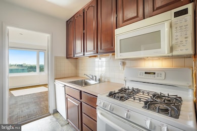 The Potomac Plaza Co-op unit 921, Washington, DC 20037 - photo 2