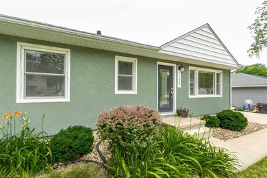 1609 Parker St, Cedar Falls, IA 50613 - photo 2