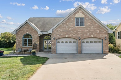 601 7th Ave SW, Cascade, IA 52033 - photo 2