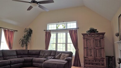 8 Elaine Cir, Hudson, MA 01749 - photo 5