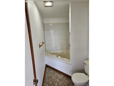 142 S Comstock Ave, Sutherlin, OR 97479 - photo 4