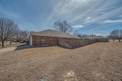 211 Sweetwater Dr, Weatherford, TX 76086 - photo 4