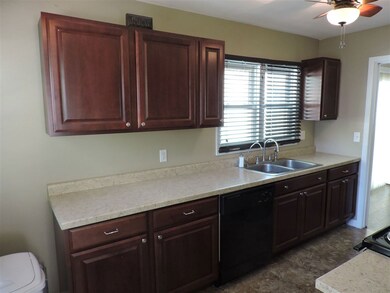 1241 Sheerer Ave, Waterloo, IA 50701 - photo 2