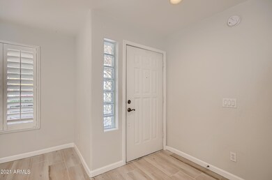 4-364369911-05 Foyer