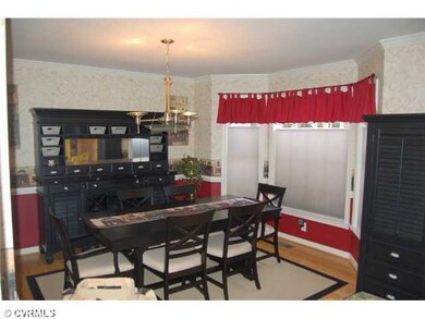 Dining Room - Formal Dining Room with Crown Moldin