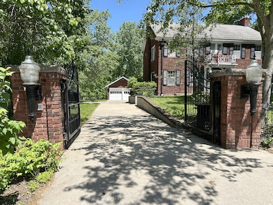 817 Gilman_gated entry