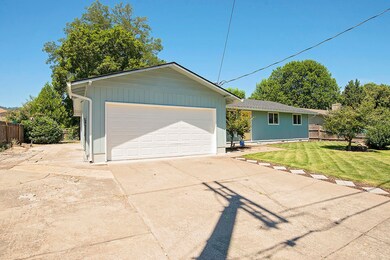 112 Vincent Ave, Central Point, OR 97502 - photo 3