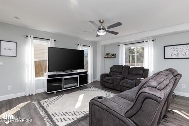 04-Living Room 20220420-DW-4735
