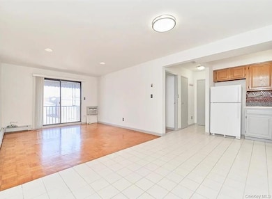 5611 van Cleef St, Flushing, NY 11368 - photo 4