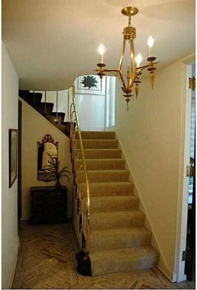 Entry/Foyer.