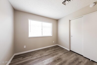 012-photo-bedroom-11538581