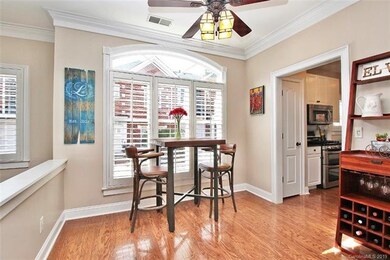 Breakfast room or formal dining room - lots of opt