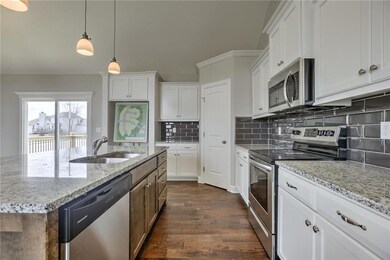 818 Cedar Ridge Dr, Raymore, MO 64083 - photo 5