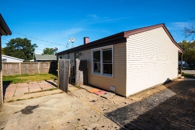 940 Berkley St, Carpentersville, IL 60110 - photo 5