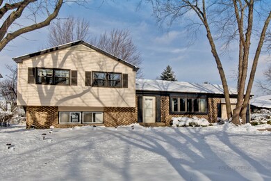866 Camelot Dr, Crystal Lake, IL 60014 - photo 3