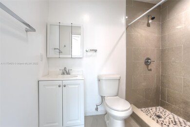 Bathroom w/shower