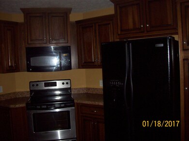 Spacious kitchen w/ pantry