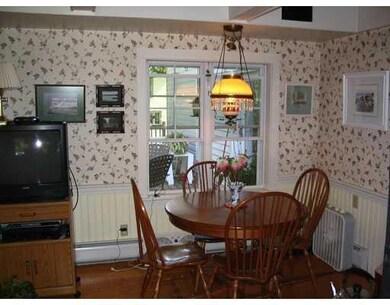 Dining Room. Enjoy informal meals...