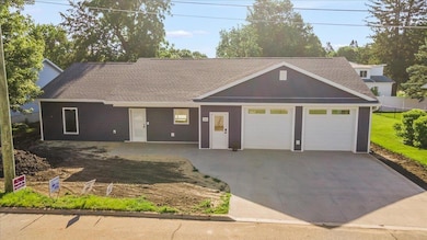 206 7th Ave SW, Independence, IA 50644 - photo 2