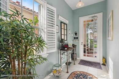 04_2554JamesRiverRd_32_Foyer_Small