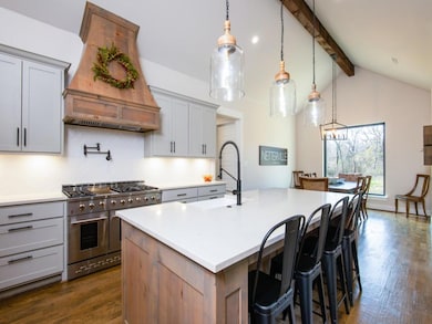 Chefs kitchen with soft close cabinets, drawers, q