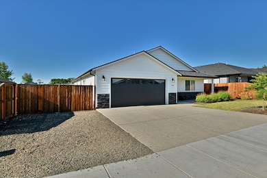 700 Nottingham Terrace, Eagle Point, OR 97524 - photo 4