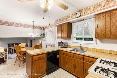 GREAT FLOW TO FAMILY ROOM