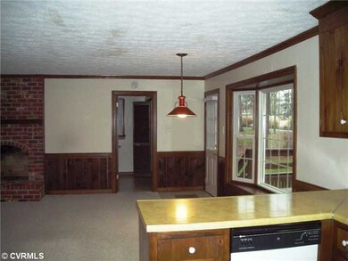 Kitchen - View of eat-in area and family room from