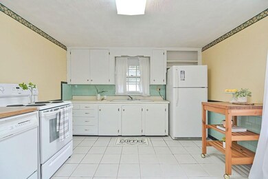 81 Edgemere Rd, Pawtucket, RI 02861 - photo 3