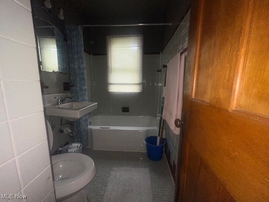 Full bath featuring shower / bath combination and healthy amount of natural light