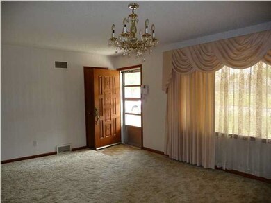 Living room - 21'x13' - draperies over the picture