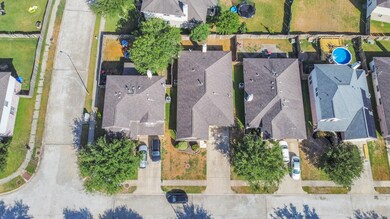 Community has great amenities and features lake wi