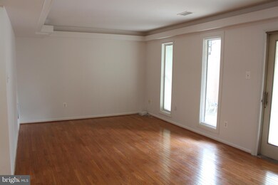 3052 Mission Square Dr, Fairfax, VA 22031 - photo 4