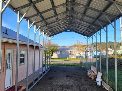 811 Laurel Ave, Reedsport, OR 97467 - photo 2