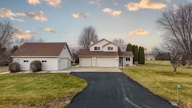 7551 Sunburst Ln, Neenah, WI 54956 - photo 2