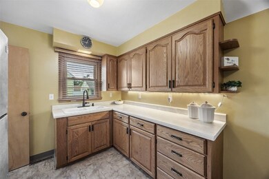 1456 Miami Dr NE, Cedar Rapids, IA 52402 - photo 7