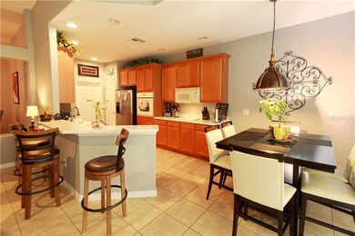 Large kitchen with bar and breakfast knook