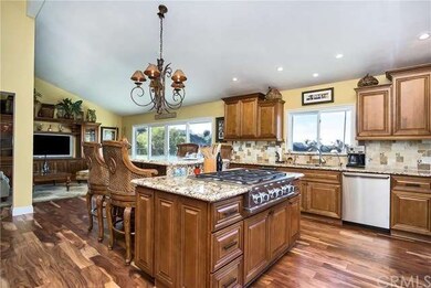 Fabulous center island with 6 burner cooktop, comp