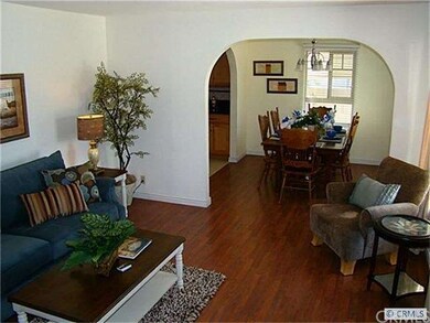 Living room with wood like laminate flooring into 