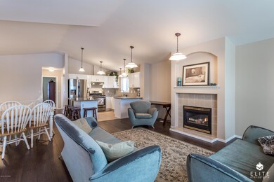 4411WestLakeCir(7of21)