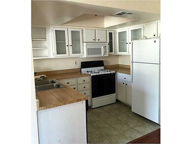 Kitchen. Light and bright kitchen - all appliances
