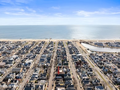 3.5 Blocks to the beach!